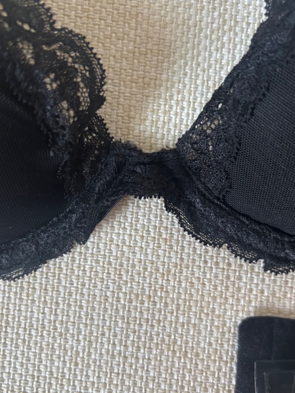 EUC Natori Feathers Plunge T shirt Bra Black 34A lace smooth sexy - Picture 9 of 9
